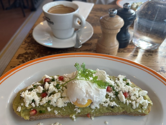Cafe Fleurus_avocado toast with egg